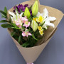 Букет из лилий и альстромерий