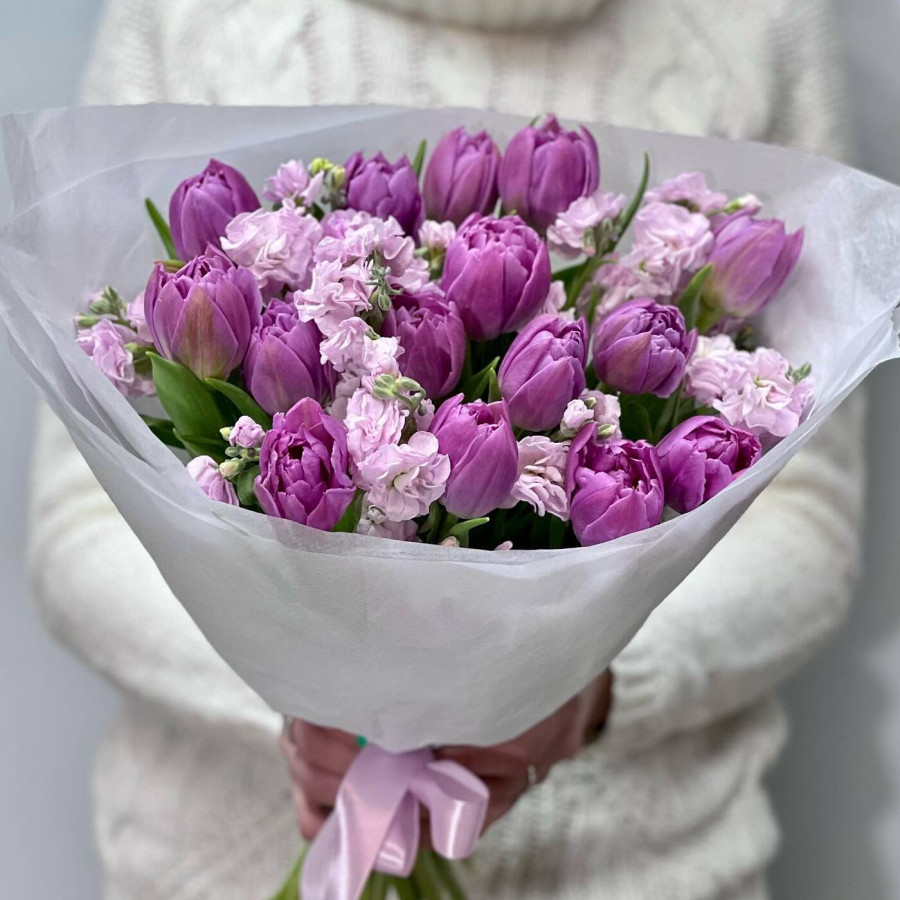 Фиолетовые тюльпаны с матиоллой