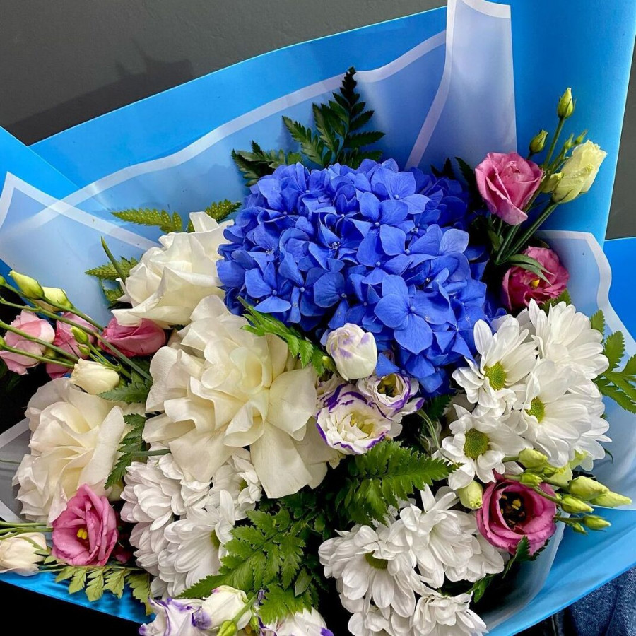 Букет с синией гортензией и другими цветами - фото 2